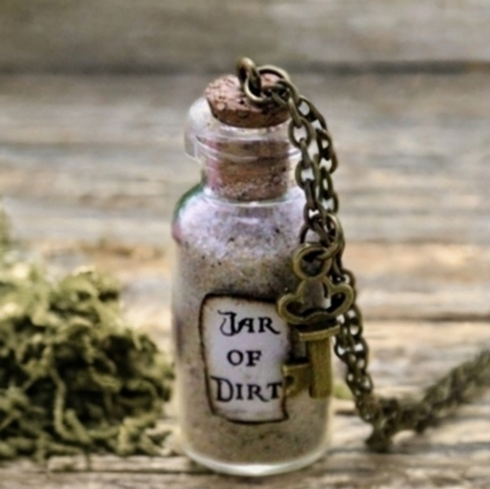 MODCLOTH PIRATES OF THE CARIBBEAN JAR OF DIRT NECKLACE ☠️